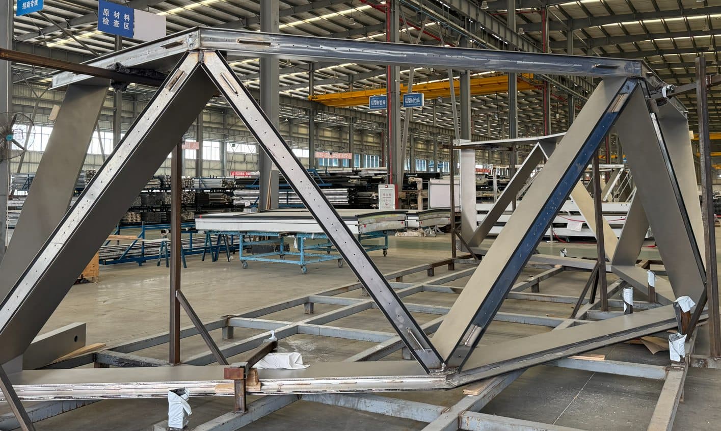 Fabricated steel structure for industrial building